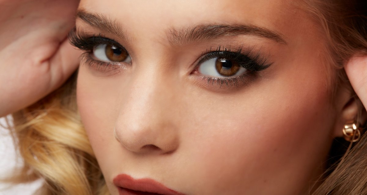 How to accentuate your eyes by applying eyeliner